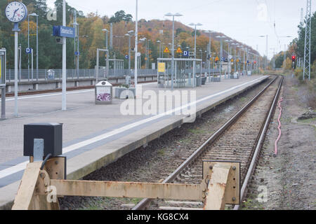 Rügen, Deutschland. November 2017. Der verlassene Bahnhof in Binz auf der Insel Rügen, 3. November 2017. Die Deutsche Bahn stoppt den Schienenverkehr auf der Insel ab dem 6. November 2017 (4 Uhr) für fast drei Wochen. Aufgrund umfangreicher Bauarbeiten fahren keine Züge. Betroffen ist der Regional- und Fernverkehr. Quelle: Stefan sauer/dpa-Zentralbild/dpa/Alamy Live News Stockfoto