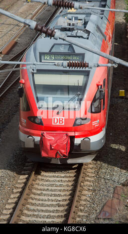 Rügen, Deutschland. Oktober 2017. Ein Regionalzug (RE9) fährt am 6. Oktober 2017 in Bergen auf der Insel Rügen. Die Deutsche Bahn stoppt den Schienenverkehr auf der Insel ab dem 6. November 2017 (4 Uhr) für fast drei Wochen. Aufgrund umfangreicher Bauarbeiten fahren keine Züge. Betroffen ist der Regional- und Fernverkehr. Quelle: Stefan sauer/dpa-Zentralbild/dpa/Alamy Live News Stockfoto