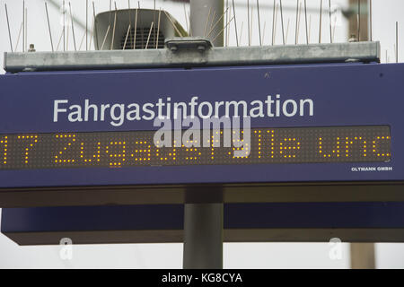 Prora, Deutschland. November 2017. Die Zugausfaelle ist am 3. November 2017 auf einer Infotafel im Bahnhof Prora zu lesen. Die Deutsche Bahn stoppt den Schienenverkehr auf der Insel ab dem 6. November 2017 (4 Uhr) für fast drei Wochen. Aufgrund umfangreicher Bauarbeiten fahren keine Züge. Betroffen ist der Regional- und Fernverkehr. Quelle: Stefan sauer/dpa-Zentralbild/dpa/Alamy Live News Stockfoto