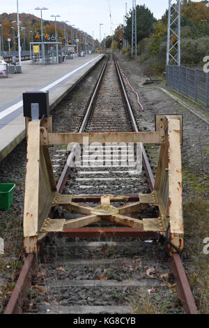 Rügen, Deutschland. November 2017. Der verlassene Bahnhof in Binz auf der Insel Rügen, 3. November 2017. Die Deutsche Bahn stoppt den Schienenverkehr auf der Insel ab dem 6. November 2017 (4 Uhr) für fast drei Wochen. Aufgrund umfangreicher Bauarbeiten fahren keine Züge. Betroffen ist der Regional- und Fernverkehr. Quelle: Stefan sauer/dpa-Zentralbild/dpa/Alamy Live News Stockfoto