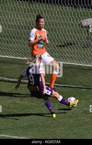 Brisbane, Queensland, Australien. 5 Nov, 2017. Rachel Hill der Herrlichkeit" (Nr. 9) ein Tor während der Runde zwei W-Liga Match zwischen dem Brisbane Roar und der Perth Glory am Suncorp Stadium am 5. November 2017 in Brisbane, Australien. Credit: Albert Perez/ZUMA Draht/Alamy leben Nachrichten Stockfoto