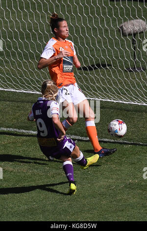 Brisbane, Queensland, Australien. 5 Nov, 2017. Rachel Hill der Herrlichkeit" (Nr. 9) ein Tor während der Runde zwei W-Liga Match zwischen dem Brisbane Roar und der Perth Glory am Suncorp Stadium am 5. November 2017 in Brisbane, Australien. Credit: Albert Perez/ZUMA Draht/Alamy leben Nachrichten Stockfoto