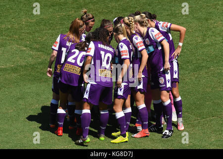 Brisbane, Queensland, Australien. 5 Nov, 2017. Perth Glory Spieler bilden eine Unordnung vor der Runde zwei W-Liga Match zwischen dem Brisbane Roar und der Perth Glory am Suncorp Stadium am 5. November 2017 in Brisbane, Australien. Credit: Albert Perez/ZUMA Draht/Alamy leben Nachrichten Stockfoto