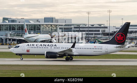 Richmond, British Columbia, Kanada. November 2017. Air Canada ist das neueste Flugzeugflottenflugzeug der Boeing 737 MAX 8 (C-FTJV), das vom internationalen Flughafen Vancouver aus gestartet wird. Quelle: Bayne Stanley/ZUMA Wire/Alamy Live News Stockfoto