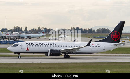 Richmond, British Columbia, Kanada. November 2017. Air Canada ist das neueste Flugzeugflottenflugzeug der Boeing 737 MAX 8 (C-FTJV), das vom internationalen Flughafen Vancouver aus gestartet wird. Quelle: Bayne Stanley/ZUMA Wire/Alamy Live News Stockfoto