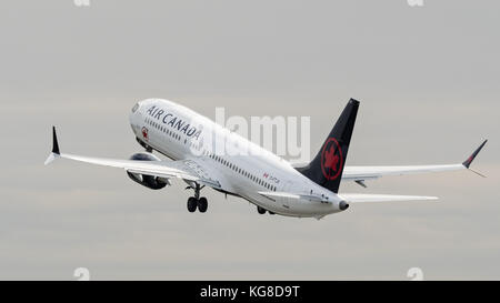 Richmond, British Columbia, Kanada. November 2017. Air Canada ist das neueste Flugzeugflottenflugzeug der Boeing 737 MAX 8 (C-FTJV), das vom internationalen Flughafen Vancouver aus gestartet wird. Quelle: Bayne Stanley/ZUMA Wire/Alamy Live News Stockfoto