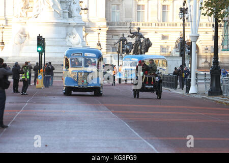 London, Großbritannien. November 2017. Hyde Park Corner, London, UK - 5. November: Chirs Evans fährt mit seinem alten bedford-Bus nach Brighton for Children in Need. Über vierhundert Veteranenautos sollten am 5. November 2017 im Bonhams Veteran Car Run im Hyde Park starten. Die längste Laufmotoring-Veranstaltung der Welt führt eine 60-Meilen-Reise von London nach Brighton. Kredit: David Mbiyu/Alamy Live News Stockfoto