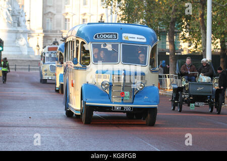 London, Großbritannien. November 2017. Hyde Park Corner, London, Großbritannien - 5. November: Alex Jones fährt mit einem alten bedford-Bus nach Brighton for Children in Need. Über vierhundert Veteranenautos sollten am 5. November 2017 im Bonhams Veteran Car Run im Hyde Park starten. Die längste Laufmotoring-Veranstaltung der Welt führt eine 60-Meilen-Reise von London nach Brighton. Kredit: David Mbiyu/Alamy Live News Stockfoto