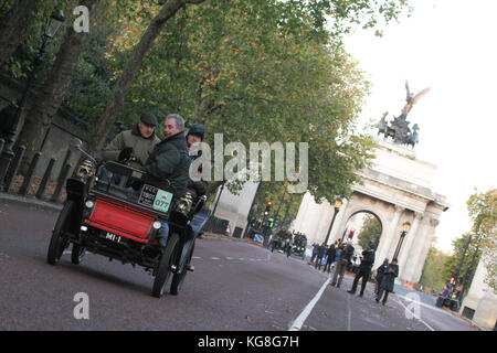 London, Großbritannien. 05 Nov, 2017. Hyde Park Corner, London, UK - 5. November: Wellington Arch hinter einem Veteran Car für Konstitutionelle Hügel gesehen. Über 400 Oldtimer waren eingeplant, in Bonhams Veteran Car Run am Hyde Park am 5. November 2017 zu starten. Die weltweit am längsten laufende Autofahren Fall läuft eine 60 Kilometer lange Reise von London nach Brighton. Quelle: David Mbiyu/Alamy leben Nachrichten Stockfoto