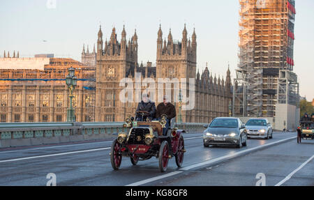 Westminster Bridge, London, Großbritannien. 5. November 2017. Bonhams von London nach Brighton – Oldtimer-Autorennen, unterstützt von Hiscox, der weltweit längsten Motorveranstaltung aus dem Jahr 1927, auf der Westminster Bridge mit Gerüsten bedeckte Big Ben auf der jährlichen Pilgerfahrt vom Hyde Park im Zentrum Londons nach Brighton und wurde vom Royal Automobile Club organisiert. 1899 Panhard et Levassor. Quelle: Malcolm Park/Alamy Live News. Stockfoto