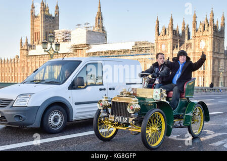 London, Großbritannien. 5. November 2017. Die Teilnehmer, überqueren Sie die Westminster Bridge auf dem Weg an die Küste in die 121 Bonhams London nach Brighton Veteran Car Run. Die 60 Kilometer lange Reise durch 400 pre-1905 durchgeführt hergestellten Fahrzeugen, von denen einige häufige Störungen leiden. Das erinnert an die Emanzipation läuft vom 14. November 1896, die die Lokomotiven auf der Autobahn, wenn Geschwindigkeit für das 'Licht' Lokomotiven von 11 MPH bis 14 Mph angehoben wurde, die Abschaffung der Notwendigkeit für Fahrzeuge, die von einem Mann zu Fuß vorangestellt werden gefeiert. Credit: Stephen Chung/Alamy leben Nachrichten Stockfoto