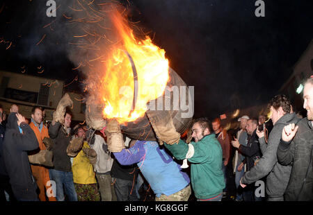 Die Teilnehmer laufen mit einer brennenden Fass im Teer bei der jährlichen Ottery St Mary tar barrel Festival in Devon getränkt, uk Credit: finnbarr Webster/alamy leben Nachrichten Stockfoto