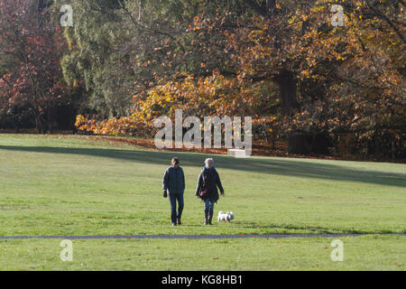 London, Großbritannien. 5 Nov, 2017 Menschen im Herbst Sonnenschein an einem kühlen Morgen auf Wimbledon Common Kredit genießen: Amer ghazzal/alamy leben Nachrichten Stockfoto