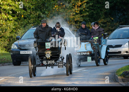 Bansttead, Surrey, Großbritannien - 4.November.2017 die klassischen und historischen Oldtimer von vor mehr als einem Jahrhundert, fahren Sie auf der a217 in der Nähe von tadworth auf der jährlichen London Veteran Car Run in Brighton. bansttead, Surrey, Großbritannien - 4.November.2017 die klassischen und historischen Oldtimer von vor mehr als einem Jahrhundert, fahren Sie auf der jährlichen London Veteran Car Run in Brighton. Stockfoto