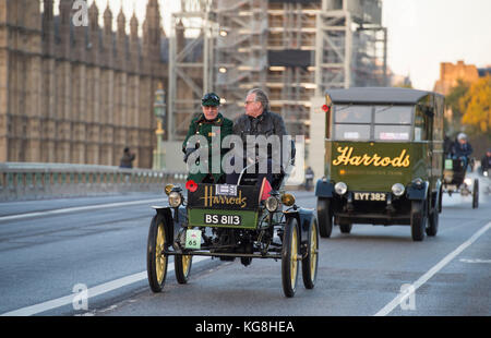 Westminster Bridge, London, Großbritannien. 5. November 2017. Bonhams von London nach Brighton – Oldtimer-Autorennen, unterstützt von Hiscox, der weltweit längsten Motorveranstaltung aus dem Jahr 1927, auf der Westminster Bridge mit Gerüsten bedeckte Big Ben auf der jährlichen Pilgerfahrt vom Hyde Park im Zentrum Londons nach Brighton und wurde vom Royal Automobile Club organisiert. 1901 Waverley Electric. Quelle: Malcolm Park/Alamy Live News. Stockfoto