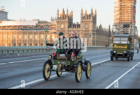 Westminster Bridge, London, Großbritannien. 5. November 2017. Bonhams von London nach Brighton – Oldtimer-Autorennen, unterstützt von Hiscox, der weltweit längsten Motorveranstaltung aus dem Jahr 1927, auf der Westminster Bridge mit Gerüsten bedeckte Big Ben auf der jährlichen Pilgerfahrt vom Hyde Park im Zentrum Londons nach Brighton und wurde vom Royal Automobile Club organisiert. 1901 Waverley Electric. Quelle: Malcolm Park/Alamy Live News. Stockfoto