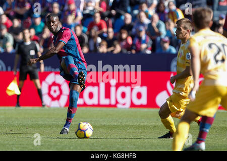 Valencia, Spanien. November 2017. Jefferson Lerma von Levante UD (L) während des spanischen Spiels der La Liga zwischen Levante UD und Girona CF im Ciutat de Valencia Stadium am 5. November 2017. Quelle: Gtres Información más Comuniación online, S.L./Alamy Live News Stockfoto