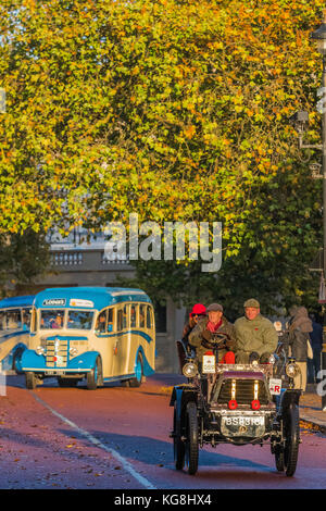 London, Großbritannien. 5. November 2017. Vorbei an Horse Guards Parade und die RAC-kommen um zu helfen - die London nach Brighton Veteran Car Run geht zurück auf das Jahr 1927, gegründet in Erinnerung an die Emanzipation von 1896, feierte die neue Freiheit der Autofahrer durch das Läuten der Red Flag Act gewährt wird." Das Gesetz erhöht die Geschwindigkeit auf 14 mph und beseitigt die Notwendigkeit für einen Mann, der eine rote Fahne vor den Autos zu gehen, wann immer Sie getrieben wurden. Credit: Guy Bell/Alamy leben Nachrichten Stockfoto