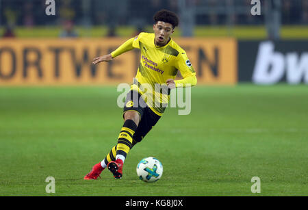 Dortmund, Deutschland. November 2017. Dortmunder Jadon Sancho im Einsatz beim Fußball-Bundesliga-Spiel zwischen Borussia Dortmund und Bayern München am 4. November 2017 in Dortmund. Quelle: INA Fassbender/dpa/Alamy Live News Stockfoto