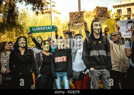 Barcelona, Spanien. 5. November 2017: Katalanische Separatisten tragen Masken von Guy Fawkes, während sie gegen die Freilassung von 8 Mitgliedern der ehemaligen katalanischen Regierung protestieren, die nach ihrem Erscheinen vor Gericht in Gewahrsam genommen wurden, um die Rebellion zu erklären. Aufruhr und Missbrauch öffentlicher Gelder im Zusammenhang mit einem verbotenen Referendum über die Sezession und der Unabhängigkeitsabstimmung im katalanischen Parlament. Quelle: Matthias Oesterle/Alamy Live News Stockfoto