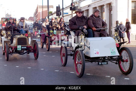 London, Großbritannien. 05 Nov, 2017. die Teilnehmer in der bonhams London Veteran Car Run fahren Sie durch South London nach Brighton, im Vereinigten Königreich am 5. November 2017. Copyright Foto: Abby deus Credit: John voos/alamy leben Nachrichten Stockfoto