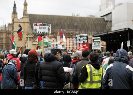 Palästina Unterstützer im Parlament Platz hören auf Taste Lautsprecher fordert Gerechtigkeit und Gleichheit für Palästina, London, UK, 4. November 2017 Stockfoto