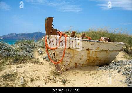 Altes Fischerboot an den Dünen von Petrivo Strand, westlich von Naxos, Kykladen, Ägäis, Griechenland Stockfoto