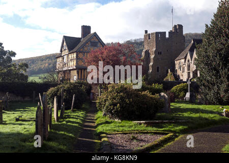 Stokesay Schloss von St. Johannes der Täufer Kirchhof, Stokesay, Shropshire, England, Großbritannien Stockfoto