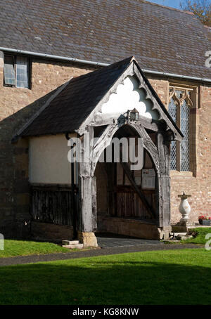 Der Süden Veranda, St. Michael und alle Engel Kirche, Onibury, Shropshire, England, Großbritannien Stockfoto