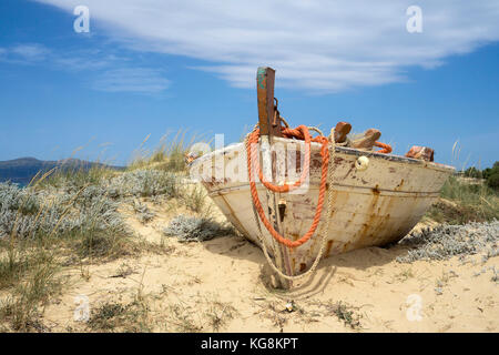 Altes Fischerboot an den Dünen von Petrivo Strand, westlich von Naxos, Kykladen, Ägäis, Griechenland Stockfoto