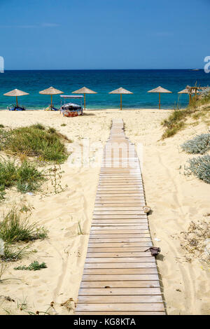 Holzstäbchen Weg führt zu Plaka Strand, westlich von Naxos, Kykladen, Ägäis, Griechenland Stockfoto