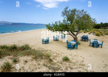 Idyllischer Ort zum Abendessen, Plaka Strand, westlich von Naxos, Kykladen, Ägäis, Griechenland Stockfoto