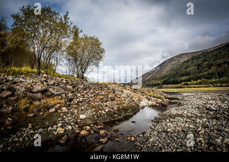 Ein kleiner Bach fließt in thirlmere im Lake District National Park Stockfoto