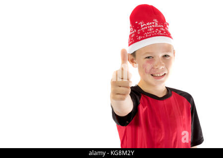 Pre-teen Boy trägt eine Weihnachtsmütze looiking glücklich isoliert auf weiss Stockfoto