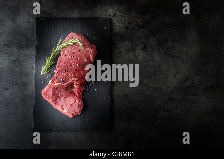 Rumpsteak. Rindfleisch Steak. Rindfleisch roh Rohe Steak mit Salz Pfeffer Rosemary Butcher und Gabel. Stockfoto