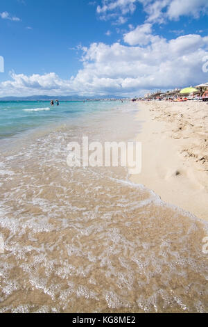 Es Trenc, Mallorca, Balearen, Spanien - 9. Oktober 2017: Paradise Beach mit Menschen an einem sonnigen Herbsttag, die am 9. Oktober 2017 in Es Trenc, mallor Stockfoto