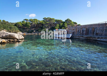 Sant Elm, Mallorca, Balearen, Spanien - 30. Oktober 2017: Fähre Margarita in dragonera Hafen an einem sonnigen Tag am 30. Oktober 2017 in Sant Elm, Ma Stockfoto