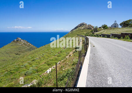 Kleine orthodoxe Kapelle an der Küstenstraße nach dem kleinen Fischerdorf Apollonas, Nordseite der Insel Naxos, Kykladen, Ägäis, Griechenland Stockfoto