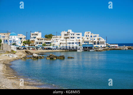 Strand und Hafen des kleinen Fischerdorfes Apollonas, Nordseite der Insel Naxos, Kykladen, Ägäis, Griechenland Stockfoto