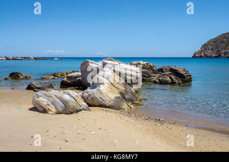 Strand von dem kleinen Fischerdorf Apollonas, Nordseite der Insel Naxos, Kykladen, Ägäis, Griechenland Stockfoto