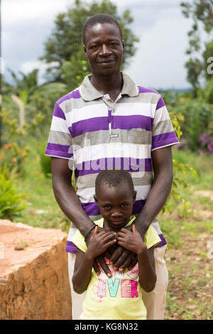 Eine ugandische Familie, bestehend aus einer Mutter und einem Vater und zwei Töchter Stockfoto