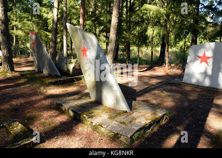 Die Gräber der sowjetischen Piloten in der Nähe des ehemaligen sowjetischen Air Base von Amarie in Estland. Dieser Air Base ist heute durch die NATO. Stockfoto