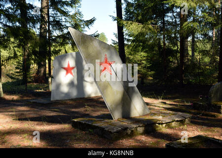 Die Gräber der sowjetischen Piloten in der Nähe des ehemaligen sowjetischen Air Base von Amarie in Estland. Dieser Air Base ist heute durch die NATO. Stockfoto