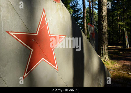 Die Gräber der sowjetischen Piloten in der Nähe des ehemaligen sowjetischen Air Base von Amarie in Estland. Dieser Air Base ist heute durch die NATO. Stockfoto