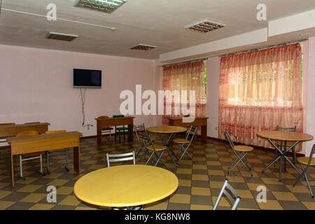 Speisesaal für Essen in der Zhytomyr-Hochschule in der Ukraine. Oktober 2017. Stockfoto