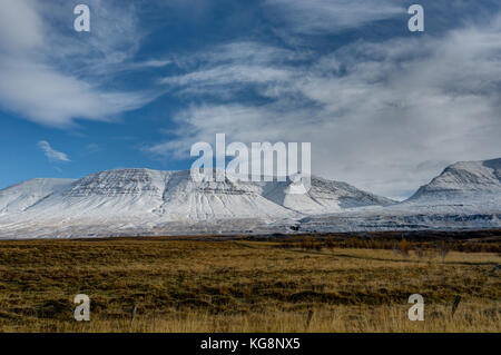 Winter in den Bergen. Weihnachten Landschaft an einem sonnigen Morgen. Stockfoto