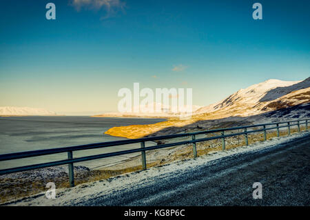 Island im Winter Blick über den Atlantik und auf die schneebedeckten Mo Stockfoto