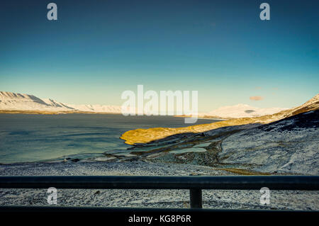 Island im Winter Blick über den Atlantik und auf die schneebedeckten Mo Stockfoto