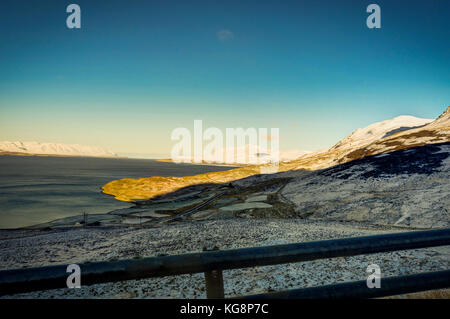 Island im Winter Blick über den Atlantik und auf die schneebedeckten Mo Stockfoto