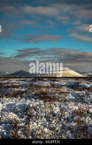 Weihnachten Landschaft mit schneebedeckten Vulkans Hverfjall und Refl Stockfoto